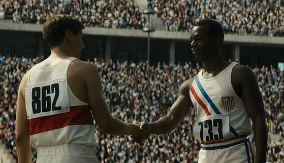 영화 '레이스'의 한 장면. 극중 루츠 롱(왼쪽)과 제시가 악수를 나누고 있다.