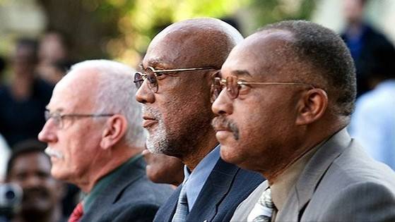 다큐멘터리 '설루트'의 한 장면. 국내에선 개봉하지 않았기에 확인할 수 없지만, 노먼의 장례식에 참여한 스미스와 칼로스로 추측된다.