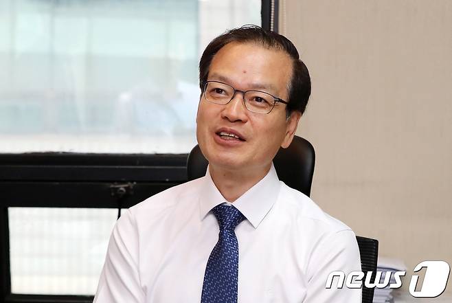 '드루킹 특별검사'로 임명된 허익범 변호사가 8일 오전 서울 서초구 법무법인 산경 사무실에서 취재진의 질문에 답하고 있다. 2018.6.8/뉴스1 © News1 박지수 기자