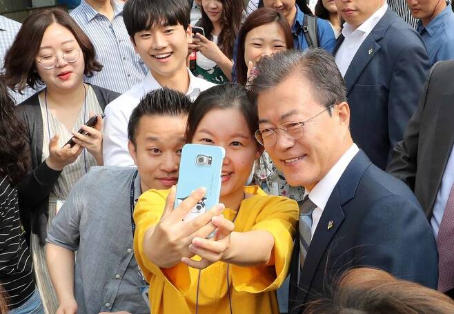 문재인 대통령이 8일 서울 종로구 삼청동주민센터에서 사전투표를 한 뒤 시민들과 함께 인증샷을 찍고 있다. 청와대사진기자단