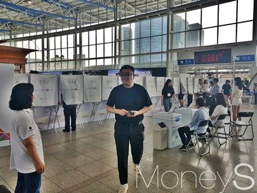 시민들이 사전투표를 하고 있다./사진=심혁주 기자