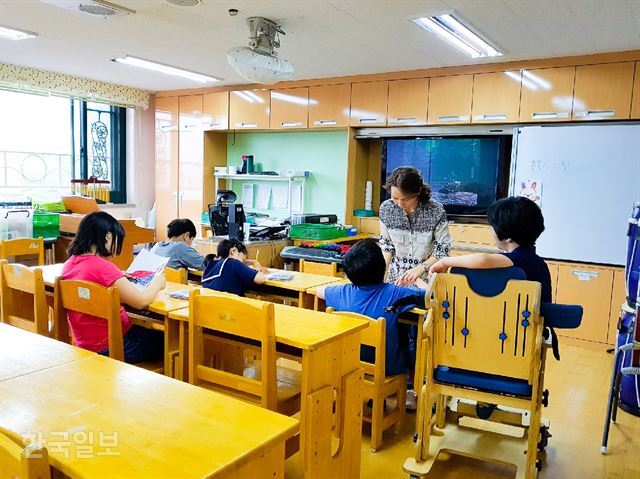 5일 서울 강서구 교남학교에서 만난 손명숙(50) 교사. 아이들을 대상으로 수업을 하고 있다. 박지윤 기자