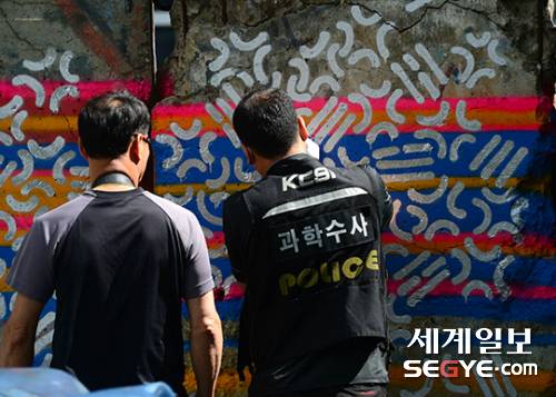 한 화가가 낙서로 훼손한 베를린 장벽의 모습. 베를린 장벽은 2005년 베를린시가 청계천 복원 완공 시점에 맞춰 서울시에 기증한 것. 당시 독일 베를린시는 우리나라의 통일을 기원하며 장벽을 서울시에 기증했다.