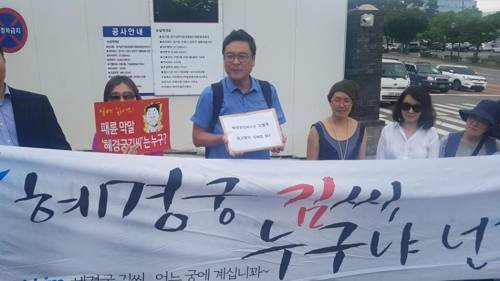 이정렬 변호사 (수원=연합뉴스) 강영훈 기자 = 11일 오후 이정렬 변호사가 경기남부지방경찰청을 찾아 '혜경궁 김씨' 사건 고발장을 내고 있다.