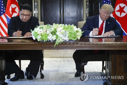 공동합의문에 서명하는 트럼프와 김정은(왼쪽) [AP=연합뉴스 자료사진]