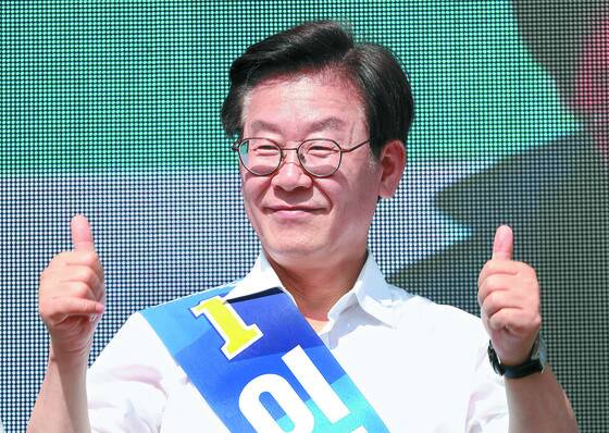 이재명 민주당 경기지사 후보가 선거운동 마지막 날인 12일 경기도 남양주에서 유세하고 있다. [뉴스1]