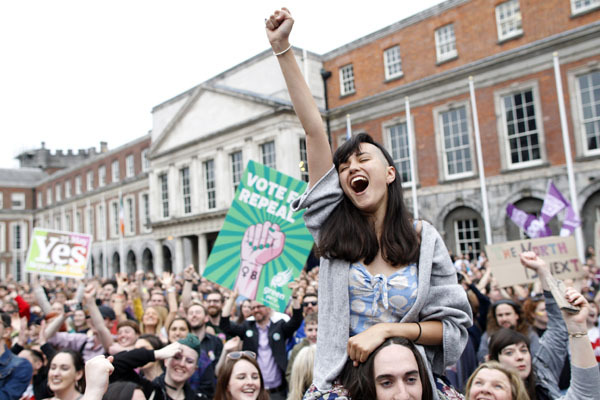 낙태 합법화를 지지하는 아일랜드 시민들이 5월 26일 더블린성 앞에서 국민투표를 통해 ‘낙태 금지 헌법 조항 폐지’가 결정되자 손을 들며 환호하고 있다./AP연합뉴스