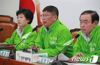 김경진 민주평화당 상임선대위원장(가운데)이 4일 오전 서울 여의도 국회 본청에서 열린 제17차 중앙선거대책위원회 회의에서 모두발언을 하고 있다. 2018.6.4/뉴스1 © News1 이동원 기자
