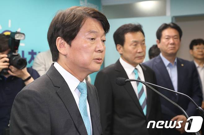 6.13지방선거 서울시장에 출마해 낙마한 안철수 바른미래당 후보가 14일 오전 서울 종로구 우정국로 선거사무실에서 열린 캠프 해단식에서 취재진의 질문에 답하고 있다.2018.6.14/뉴스1 © News1 이광호 기자