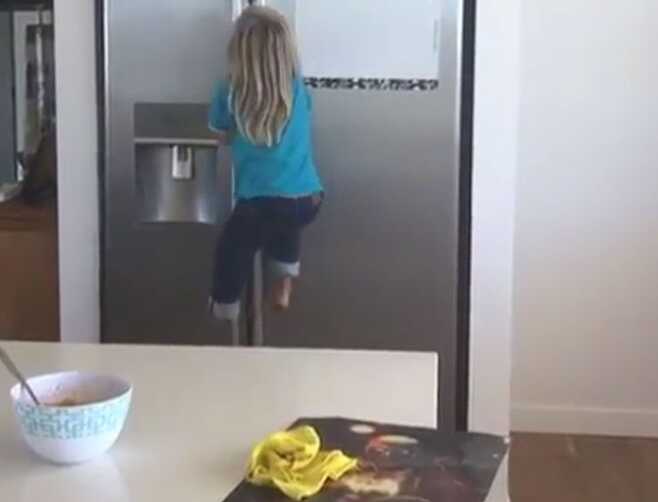 아들은 아빠가 숨겨놓은 초콜릿 바를 향해 냉장고를 기어오르며 돌진했다.