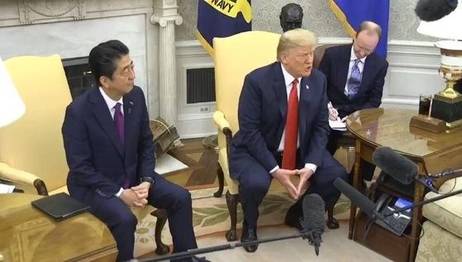 도널드 트럼프 미국 대통령과 아베 신조 일본 총리가 2018년 6월 7일 백악관 집무실에서 정상회담에 앞서 기자들과 문답하고 있다. /백악관