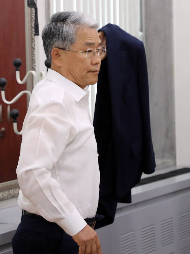 지난 15일 국회에서 열린 기자간담회에 참석한 바른미래당 김동철 비상대책위원장이 웃옷을 걸치고 있다.  연합뉴스