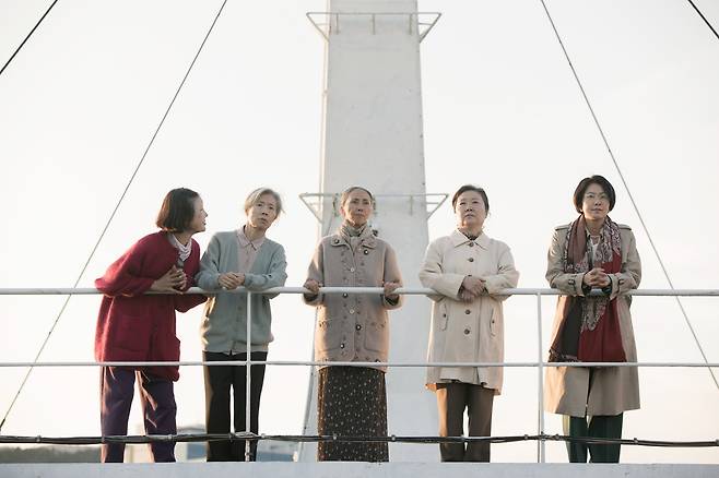 할머니들과 문정숙(김희애)은 재판을 위해 배를 타고 일본 시모노세키로 향한다.     ⓒ(주)NEW