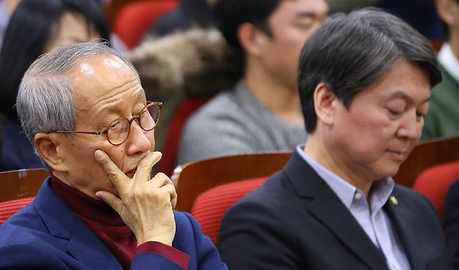 (서울=연합뉴스) 황광모 기자 = 윤여준 전 환경부 장관(왼쪽)이 지난 2016년 12월 2일 오후 국회에서 열린 국민의당 주최로 열린 청년시국토론회 '나는 왜 촛불을 드는가'에 참석해 생각에 잠겨 있다. ⓒ연합뉴스