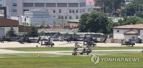 한미연합훈련 중단 논란 속 캠프 험프리스 (평택=연합뉴스) 홍기원 기자 = 한미연합훈련 중단 논란이 계속되고 있는 15일 오후 미 육군의 해외 기지 중 최대 규모로 알려진 경기도 평택시 캠프 험프리스에 아파치를 비롯한 헬기들이 계류되어 있다. 2018.6.15 xanadu@yna.co.kr