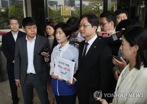 '한나라당 매크로' 고발하는 민주당 (서울=연합뉴스) 이지은 기자 = 더불어민주당 백혜련 대변인과 강병원 원내대변인이 7일 오후 서울 서초구 서울중앙지검에 자유한국당의 전신인 한나라당과 새누리당의 과거 선거에 매크로(자동입력반복)를 동원한 여론조작 의혹과 관련해 고발장을 접수하기 전 취재진의 질문에 답하고 있다. 2018.6.7 jieunlee@yna.co.kr