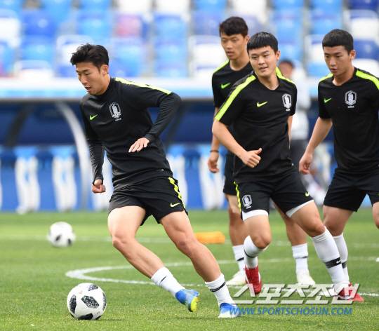 2018 러시아월드컵 축구대표팀이 17일 오후(한국시각) 러시아 니즈니 노브고로드 스타디움에서 훈련을 했다. 손흥민 등 선수들이 몸을 풀고 있다. 니즈니노브고로드(러시아)=정재근 기자 cjg@sportschosun.com/2018.06.17/