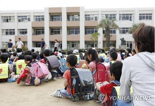 日 긴키 지역 규모 5.9 지진…운동장에 피난한 초등학생들 (교토 교도=연합뉴스) 18일 오전 일본 오사카부(大阪府)에서 규모 5.9의 지진이 발생하자 오사카부 이케다(池田)시의 한 초등학교에서 학생들이 운동장에 모여 대피하고 있다. 2018.6.18 bkkim@yna.co.kr