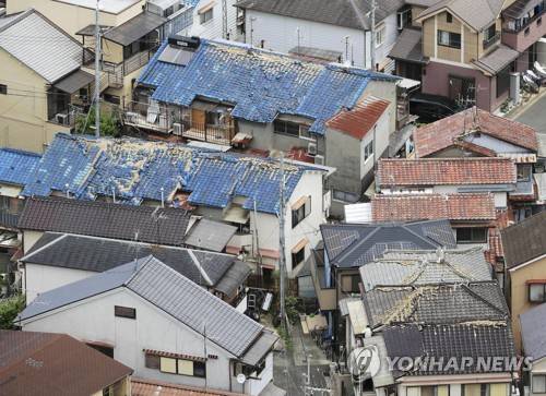 오사카 지진에 기와 무너진 주택 (오사카 교도=연합뉴스) 18일 일본 오사카부(大阪府)에서 규모 5.9의 지진이 발생, 주택의 기와가 무너져 있다. photo@yna.co.kr