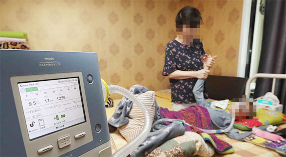 17년째 뒤센근이영양증 투병 중인 김모(26)씨는 집 안에서 24시간 인공호흡기를 착용하고 있어야 한다. [김상선 기자]