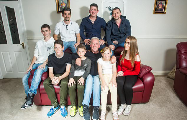이안 밀소프(56)는 암으로 아내를 먼저 떠나보내고, 여덟 명의 자녀를 홀로 키웠다.