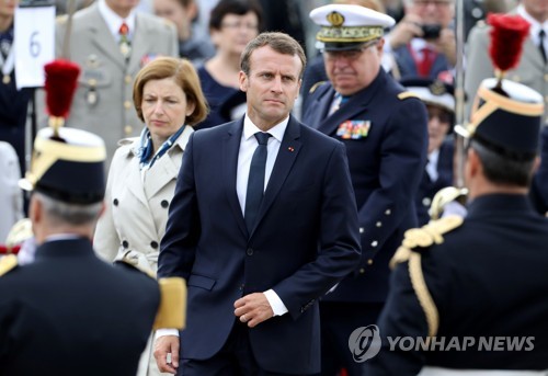 에마뉘엘 마크롱 프랑스 대통령(가운데)와 플로랑스 파를리 프랑스 국방장관(왼쪽 여성)  [AFP=연합뉴스]
