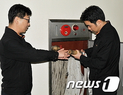 당진소방 관계자들이 옥내소화전 노즐을 점검하고 있다. © News1
