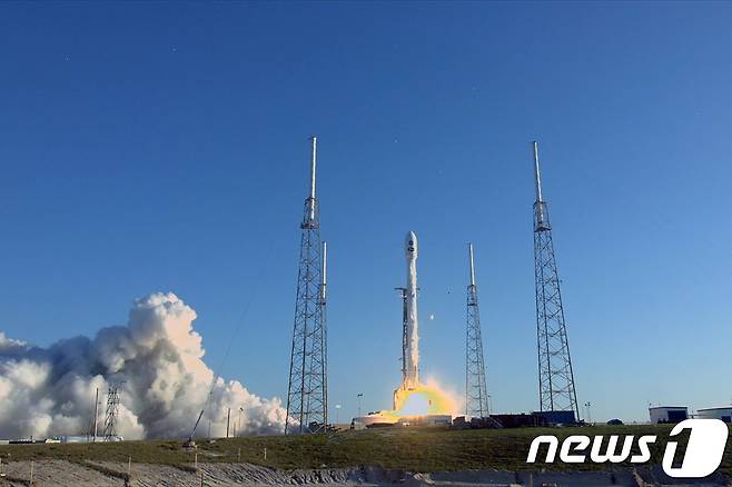 18일 (현지시간) 플로리다 주 케이프 커내버럴에서 NASA가 우주망원경 '테스'를 실은 스페이스X 로켓 펠컨9을 성공적으로 발사하고 있다. © AFP=뉴스1 © News1 우동명 기자