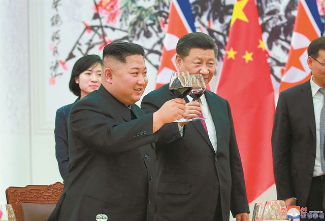 김정은 북한 국무위원장(왼쪽)과 시진핑 중국 국가주석이 19일(현지시간) 중국 베이징 인민대회당에서 열린 연회에서 건배하고 있다. 연합뉴스