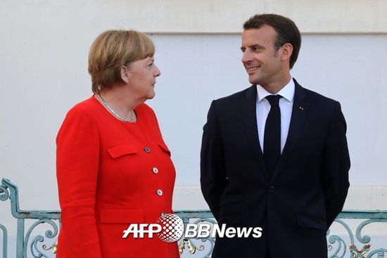 앙겔라 메르켈 독일 총리(왼쪽)과 엠마뉘엘 마크롱 프랑스 대통령이 19일(현지시간) 독일 수도 베를린에서 만난 모습. /AFPBBNews=뉴스1