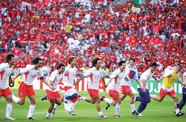 ⓒ사진공동취재단 2002 한·일 월드컵 8강전에서 스페인을 꺾고 환호하고 있다.
