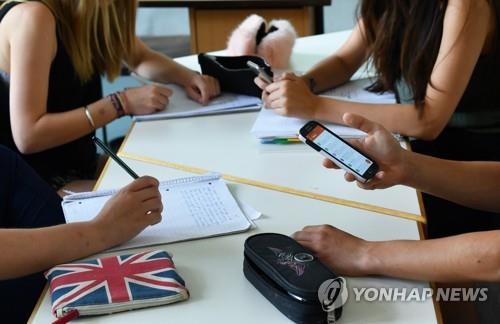 수업시간 휴대전화를 사용 중인 학생들 [연합뉴스 자료사진]