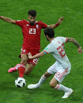 이란 축구대표팀의 라민 레자에이안이 2018 러시아월드컵 B조 2차전 스페인과 경기에서 이스코의 공을 빼앗고 있다. 출처 | 러시아월드컵 공식 트위터