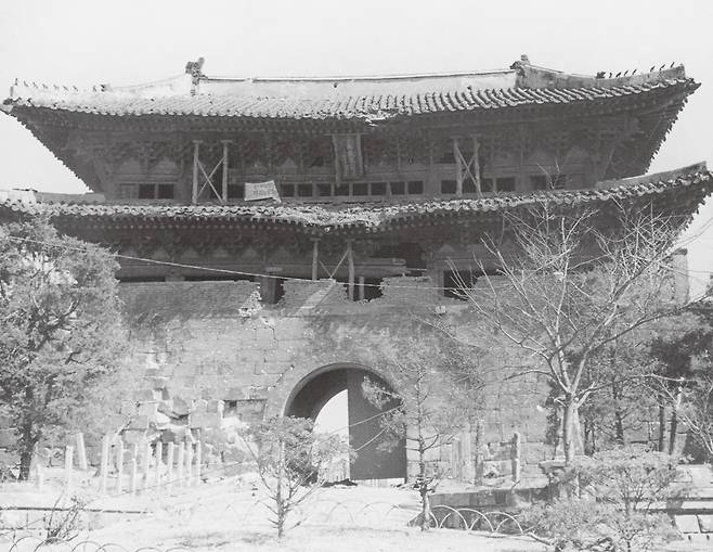 1950년 9월28일 서울 수복 당시 폐허가 된 남대문 모습. 한국전쟁 때 종군 사진대 임인식 대장이 한국전쟁 중 찍은 4만5천여 점의 사진·필름 중 하나로, 최초로 공개한다. 임정의 제공