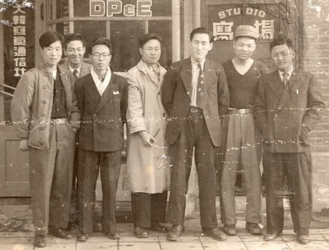 한국전쟁기간중 국방부 정훈국 임인식 사진대장(오른쪽 세번째)이 전쟁중 제대한 뒤 1952년 6월1일 설립한 대한사진통신사 앞에서 개업 기념으로 직원들과 함께 찍은 사진. 임정의 제공
