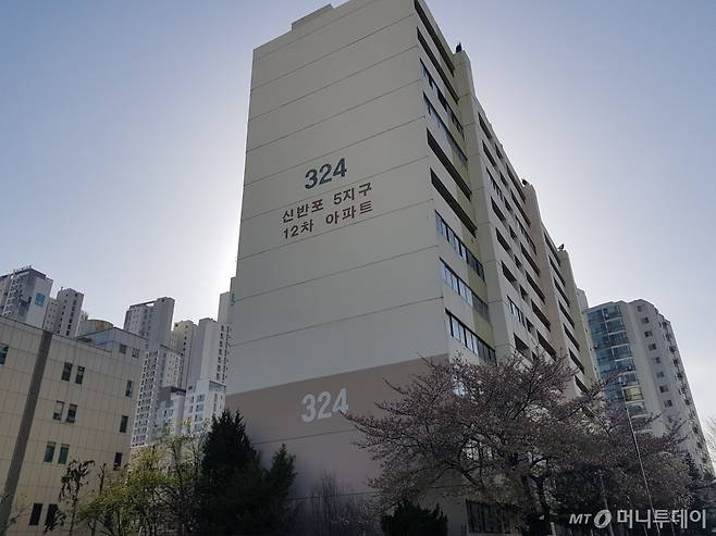 서울시가 최초로 현금 기부채납을 승인한 신반포 12차 아파트 단지 전경. /사진=박치현 기자