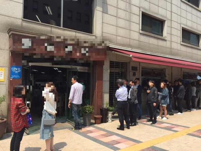 더운 날씨 속 서울시내 한 냉면집 앞에 몰려든 인파. [사진=독자제공]