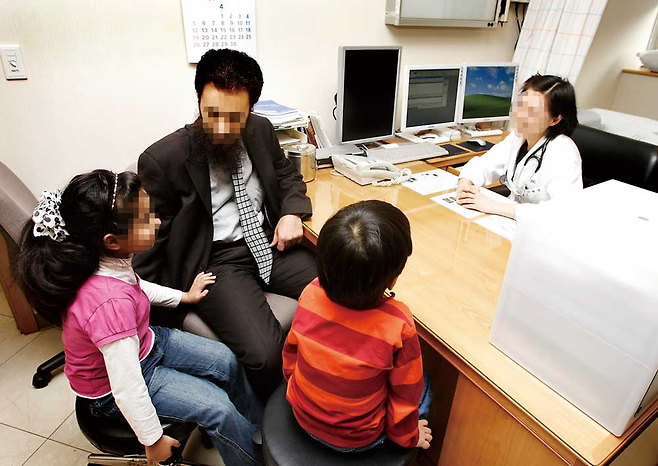 서울삼성병원에서 한국 내 외국인 의료서비스를 받고 있는 외국인 가족 ⓒ시사저널 임준선