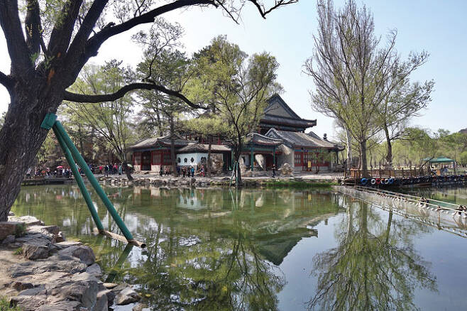 피서산장 연우루. 호수 위에 떠 있는 연우루는 중국에서 최고 시청률을 기록한 ‘황제의 딸’ 촬영지로 현지인들에게 인기가 매우 높았다.