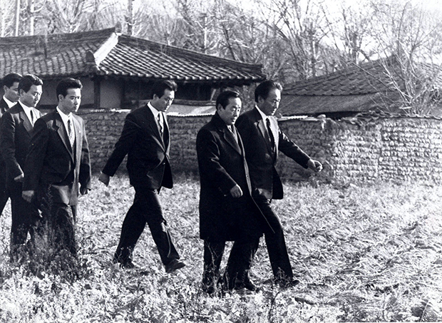 92년 대통령 선거과정에서 지역 유세 하러 가는 도중 농촌지역 눈밭을 걷고 있는 김영삼 전 대통령(우측 두번째)과 김무성 의원(우측 세번째)[사진=매경DB]