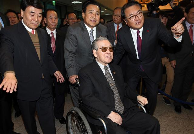 2013년 12월 김종필 전 국무총리(가운데)가 휠체어를 탄 채 국회에서 열린 운정회 창립대회에 참여하고 있다. <한겨레> 자료 사진.