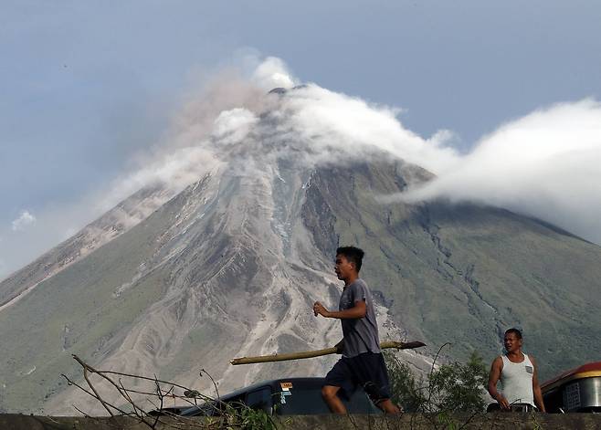 지난 1월 필리핀 마욘 화산이 화산재를 내뿜는 모습. [EPA=연합뉴스]
