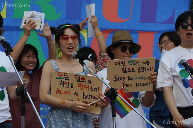 23일 오후 대구 중구 동성로에서 열린 퀴어문화축제에 참가한 참가자들이 차별 반대와 예멘 난민 혐오 중단을 촉구하는 피켓을 들었다. ⓒ조정훈