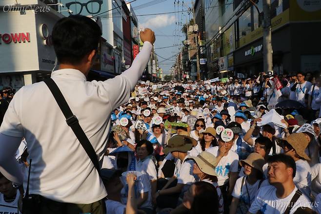 23일 대구 중구 동성로에서 열린 대구퀴어문화축제의 일환으로 참가자들이 자긍심의 퍼레이드를 시작하자 기독교단체 신도들이 도로를 막고 거리행진을 방해하고 있다. ⓒ조정훈
