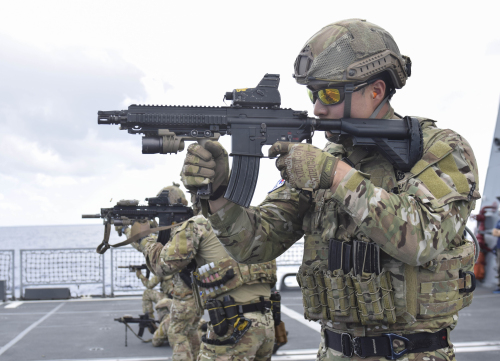 해군 특수전부대원들이 소말리아 아덴만 해상에서 사격훈련을 실시하고 있다. 해군 제공