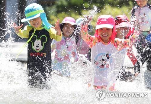 '더위에는 물놀이가 최고, 성내천 물놀이장 개장' (서울=연합뉴스) 김도훈 기자 = 22일 오전 정식 개장한 서울 송파구 성내천 물놀이장을 찾은 관내 어린이집 원생들이 물놀이를 즐기고 있다. 송파구는 오는 8월 31일까지 물놀이장을 운영할 예정이다. 2018.6.22 superdoo82@yna.co.kr