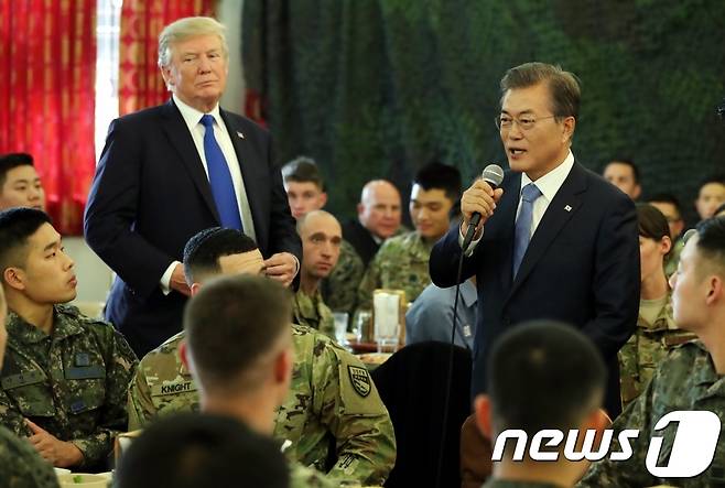 문재인 대통령이 도널드 트럼프 미국 대통령과 지난해 11월 경기도 평택 캠프 험프리 병사식당에서 가진 한미 양국 군장병들과의 오찬에서 인사말을 하고 있다. (청와대 제공) © News1