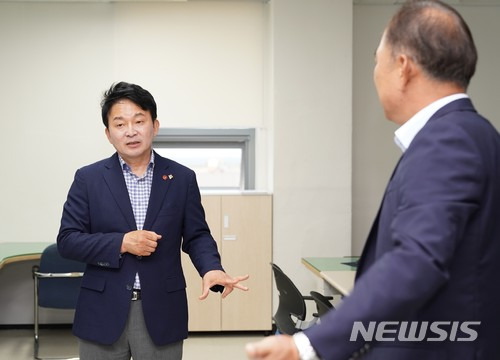 【제주=뉴시스】강정만 기자 =원희룡 제주지사가 24일 오후 제주출입국·외국인청을 방문해  김도균 청장과 예멘난민 처리대책을 놓고 얘기를 하고 있다. 2018.06.24 (사진= 제주도청 제공) photo@newsis.com