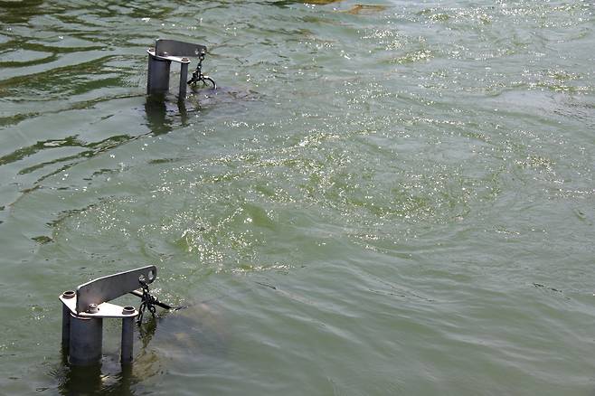 6월 24일 낙동강 창녕함안보 상류 우안 쪽에 녹조 발생을 억제하기 위한 '폭기장치'가 가동되고 있다. ⓒ윤성효