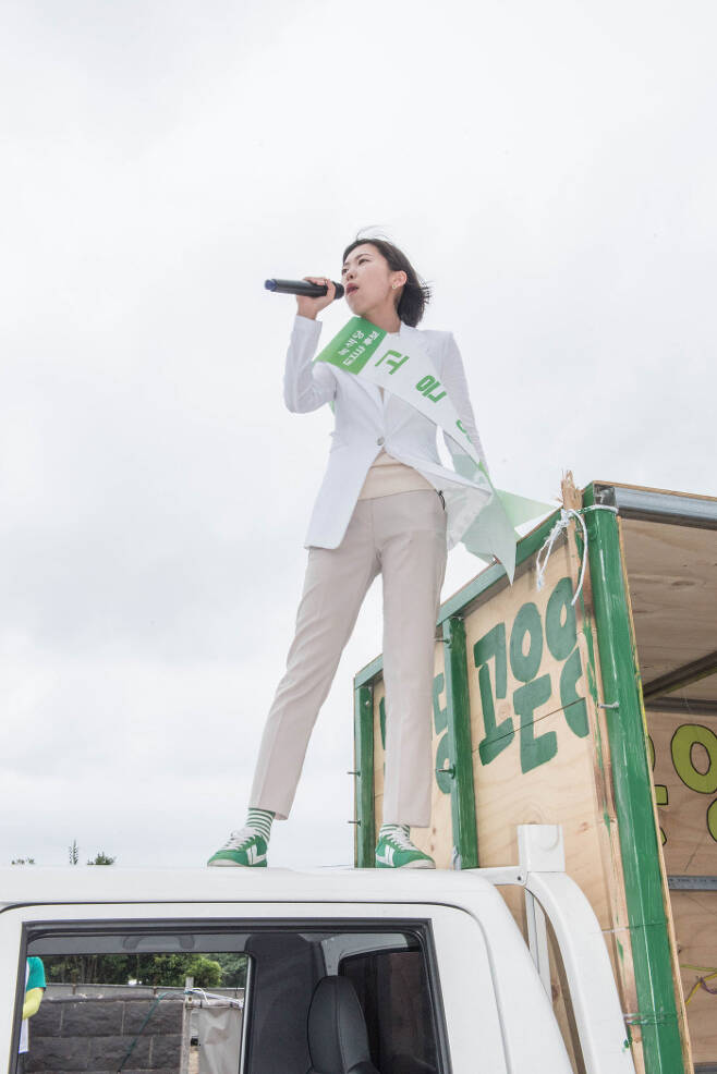 고은영 녹색당 제주지사 후보가 지난 10일 해양쓰레기와 건축폐기물을 업사이클링한 1t 트럭 위에 서서 선거 유세를 하고 있다.  제주녹색당 제공